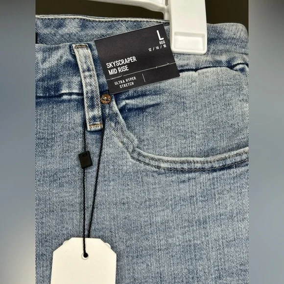 SOLD NWT Express Mid Rise Light Wash FlexX Skyscraper Jeans (Size L Reg) - Picture 3 of 11